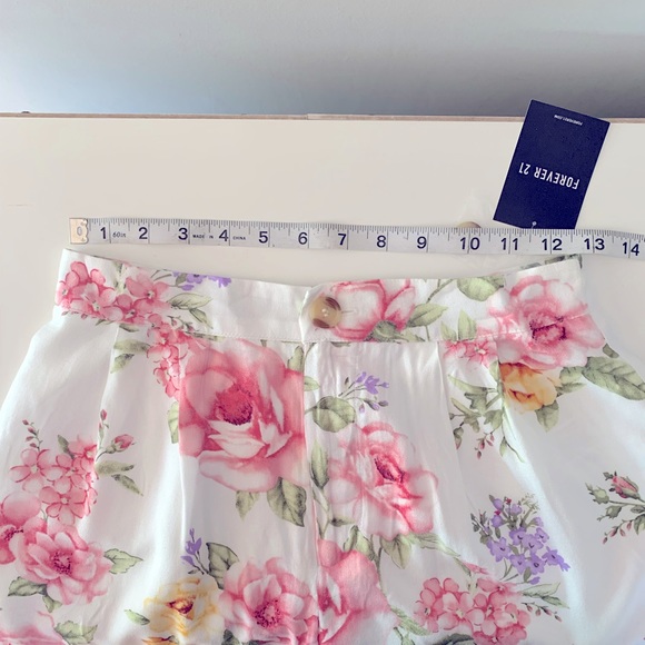 Forever 21 High Waisted Pleated Floral Shorts - Picture 3 of 8